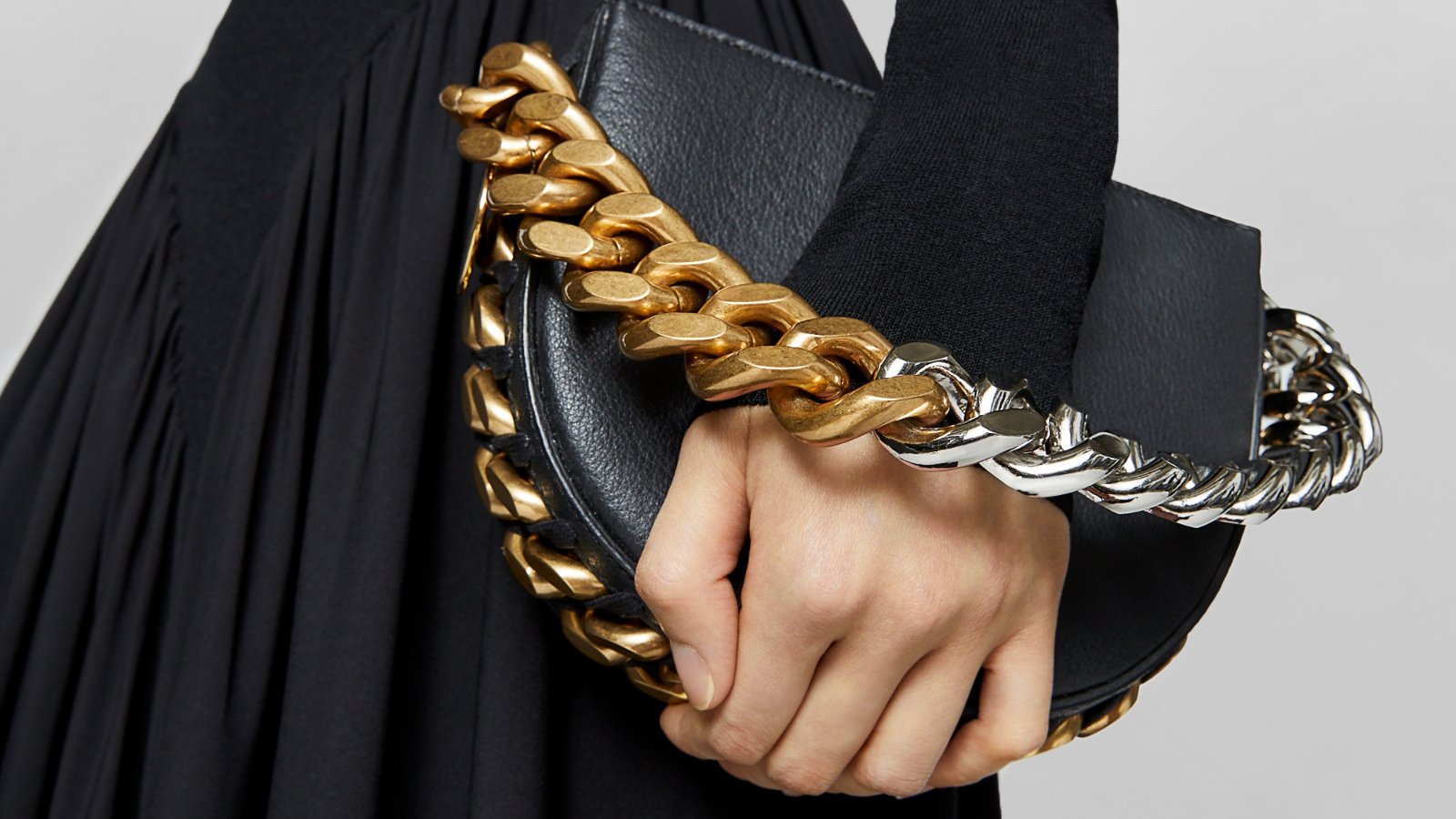 A close up of someone holding the Frayme Mylo bag